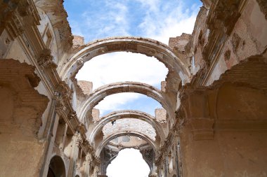 Aziz Augustine Kilisesi 'nin terk edilmiş Belchite kasabasındaki kalıntıları. İspanya iç savaşı sırasında yok edildi, Zaragoza, İspanya