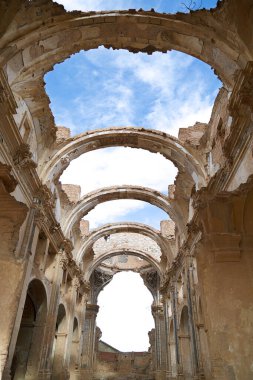 Aziz Augustine Kilisesi 'nin terk edilmiş Belchite kasabasındaki kalıntıları. İspanya iç savaşı sırasında yok edildi, Zaragoza, İspanya