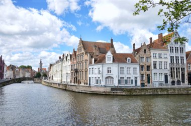 Arka planda Belçika 'nın eski Bruges kasabasının sokakları ve kanalları, Jan van Eyckplein Meydanı
