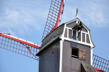 18. yüzyıldan kalma Sint-Janshuismolen yel değirmeninin görüntüsü, halen orijinal yerinde, Bruges (Batı Flanders) Belçika 'da bulunmaktadır.