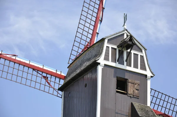18世紀に建てられたサン ヤンシスモレン風車の眺めは まだ元の場所にあり ブルージュ 西フランダース ベルギーに位置しています — ストック写真