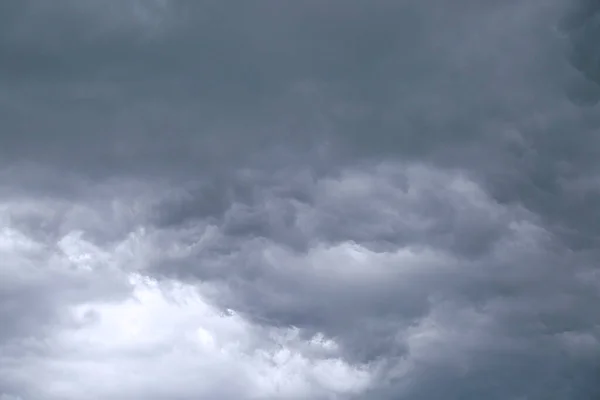 暴风雨前多云的天空 — 图库照片
