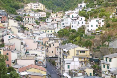 İtalya 'nın Riomaggiore kentindeki Cinque Terre sahili boyunca uzanan renkli evlerin manzarası