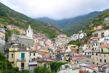İtalya 'nın Riomaggiore kentindeki Cinque Terre sahili boyunca uzanan renkli evlerin manzarası