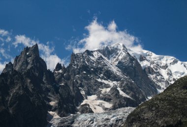 Entreves 'ten güneşli bir öğleden sonra Mont-Blanc