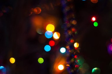 Bokeh Noel ağacı çelenklerinden yapılmış. Çok renkli bokeh arkaplanı.