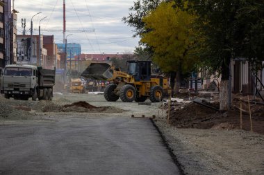 Orenburg, Rusya - 10.01.2021: Volodarsky Caddesi 'ndeki kaldırımın onarımı.