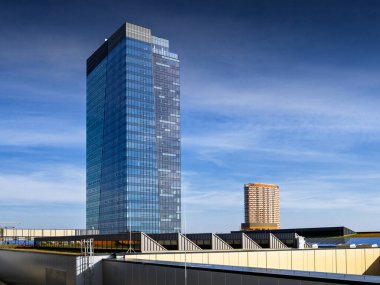 Nivy otobüs durağı, Mlynske Nivy 2, yüksek binalar, Bratislava, Slovakya.