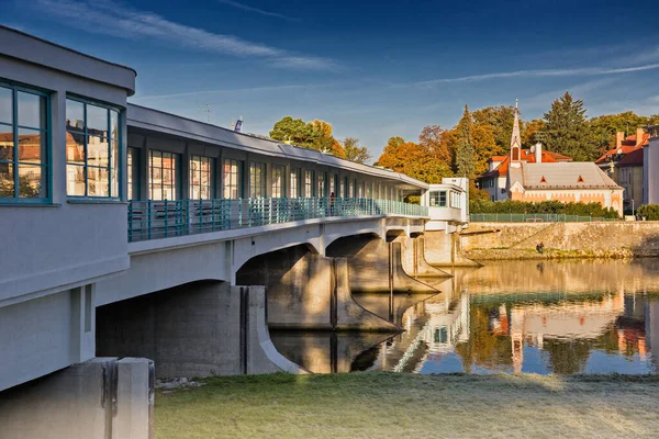 Piestany 'deki Colonnade Köprüsü, Vah Nehri, kilise, kaplıca kasabası, Slovakya.