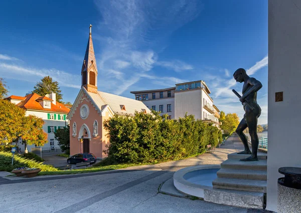 Piestany 'deki Colonnade Köprüsü, heykel, fıçı, kilise, kaplıca kasabası, Slovakya.