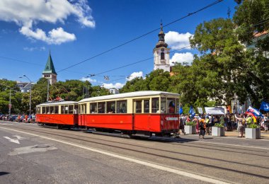 Bratislava 'daki eski tarihi tramvay, hükümet karşıtı protesto, Slovakya.
