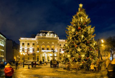 Bratislava 'da Noel ağacı, Slovakya Ulusal Tiyatrosu, şehir merkezi, Slovakya.