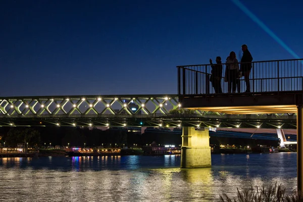 Människor Piren Utsikt Över Donau Bro Bratislava Slovakien — Stockfoto