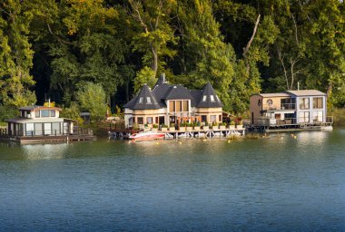 Tuna Nehri 'ndeki yüzen evler; Bratislava; Slovakya.