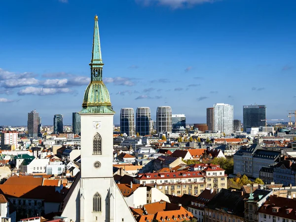 Bratislava şehri, St. Martin Gotik Katedrali, taç giyme töreni kilisesi, genel manzara, Old Town, Center, Mlynske nivy, Slovakya.