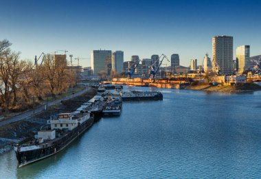 Kış limanı, Tuna Nehri üzerinde geçiş, Mlynske Nivy, Bratislava, Slovakya.