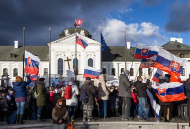 Amerika 'ya karşı protesto - Slovakya Antlaşması, savaş karşıtı protesto, başkanlık sarayı, başkan, caputova, Bratislava, Slovakya.