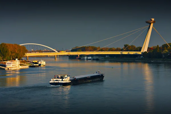 Snp Puente Sobre Danubio Terraplén Bratislava Transporte Fluvial Mercancías Eslovaquia — Foto de Stock