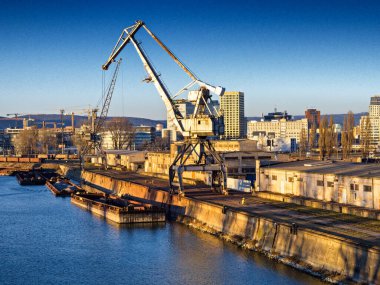Bratislava 'da kış limanı, Tuna Nehri, Slovakya.