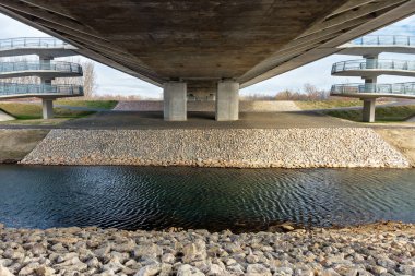 Petrzalka 'da Bratislava by-pass, bisiklet yolu, su kanalı, Slovakya.