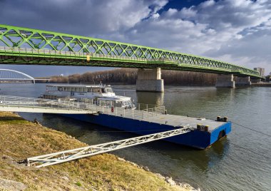 Bratislava 'daki eski köprü, Tuna Nehri, Slovakya.