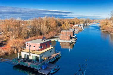 Tuna 'daki yüzen evler, Bratislava, Slovakya.