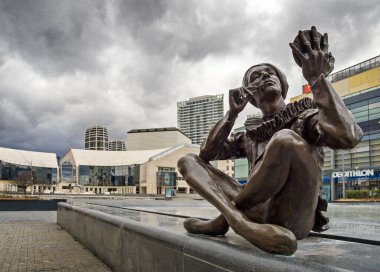 Bronz heykel iskelesi, yazar Colin Spofforth, Eurovea Alışveriş Merkezi, Ulusal Tiyatro, Bratislava, Slovakya.