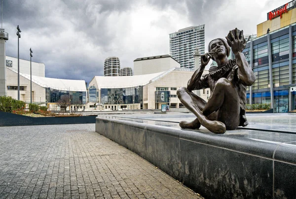 Bronz heykel iskelesi, yazar Colin Spofforth, Eurovea Alışveriş Merkezi, Ulusal Tiyatro, Bratislava, Slovakya.