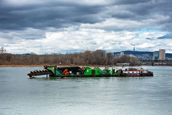 Tekne, asansör, Tuna, Bratislava, Slovakya 'da çakıl madenciliği..