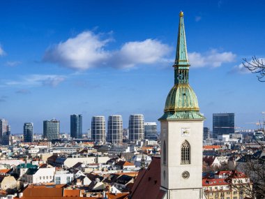 Bratislava, yukarıdan manzara, St. Martin Gotik Katedrali, Taç Giyme Kilisesi, Slovakya.