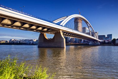 Slovakya 'nın Bratislava kentindeki Tuna Nehri üzerindeki Apollo Köprüsü.