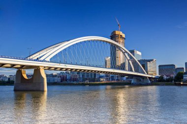 Slovakya 'nın Bratislava kentindeki Tuna Nehri üzerindeki Apollo Köprüsü.