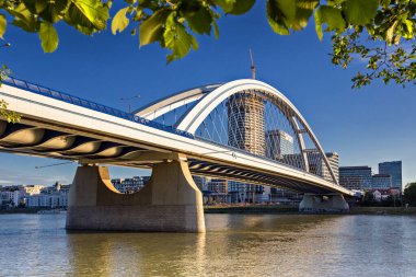Slovakya 'nın Bratislava kentindeki Tuna Nehri üzerindeki Apollo Köprüsü.