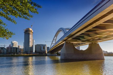 Apollo Köprüsü Bratislava 'da Tuna Nehri üzerinde, Eurovea, Slovakya.