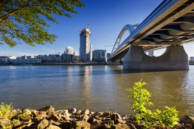 Apollo Köprüsü Bratislava 'da Tuna Nehri üzerinde, Eurovea, Slovakya.