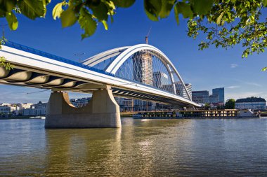 Apollo Köprüsü Bratislava 'da Tuna Nehri üzerinde, Eurovea, Slovakya.