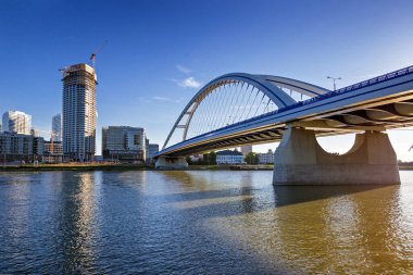 Apollo Köprüsü Bratislava 'da Tuna Nehri üzerinde, Eurovea, Slovakya.