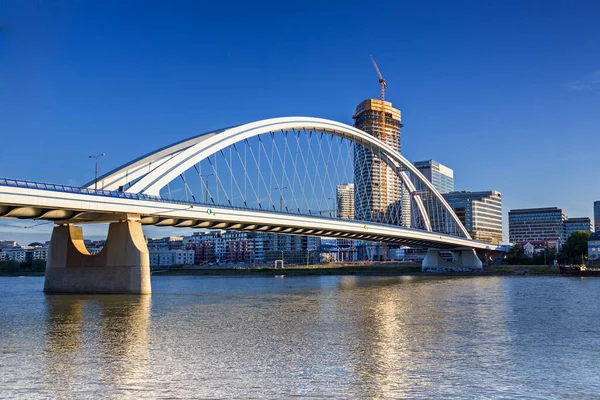 Slovakya 'nın Bratislava kentindeki Tuna Nehri üzerindeki Apollo Köprüsü.