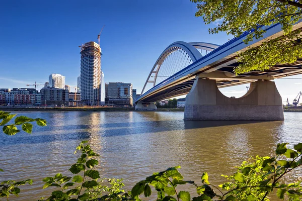 Apollo Köprüsü Bratislava 'da Tuna Nehri üzerinde, Eurovea, Slovakya.