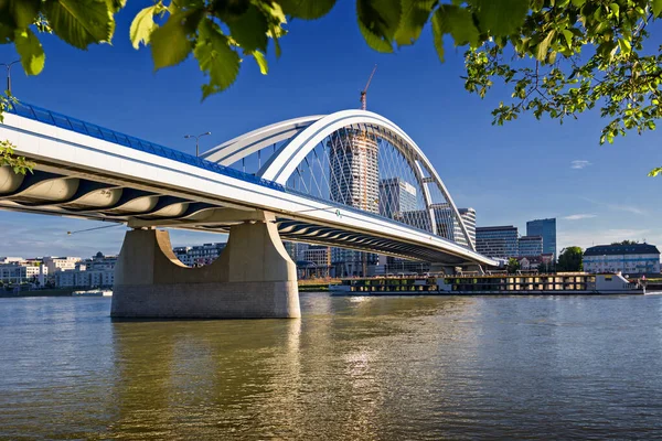 Apollo Köprüsü Bratislava 'da Tuna Nehri üzerinde, Eurovea, Slovakya.
