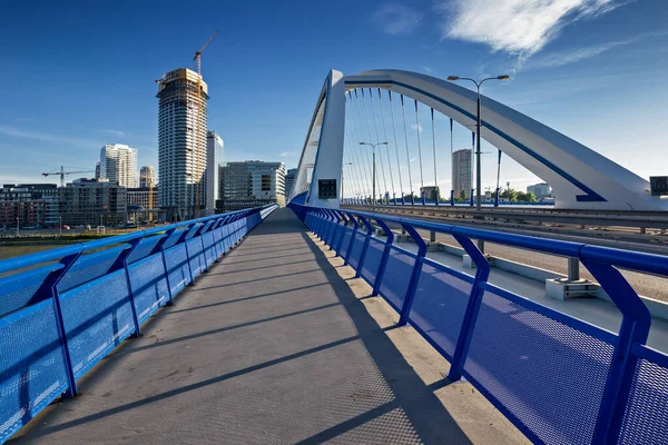 Apollo Köprüsü Bratislava 'da Tuna Nehri üzerinde, Eurovea, Slovakya.
