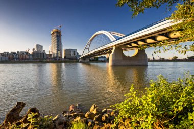 Slovakya 'nın Bratislava kentindeki Tuna Nehri üzerindeki Apollo Köprüsü.