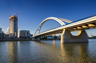 Slovakya 'nın Bratislava kentindeki Tuna Nehri üzerindeki Apollo Köprüsü.