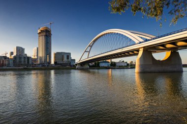 Slovakya 'nın Bratislava kentindeki Tuna Nehri üzerindeki Apollo Köprüsü.