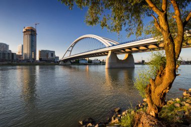 Slovakya 'nın Bratislava kentindeki Tuna Nehri üzerindeki Apollo Köprüsü.