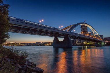 Slovakya 'nın Bratislava kentindeki Tuna Nehri üzerindeki Apollo Köprüsü.
