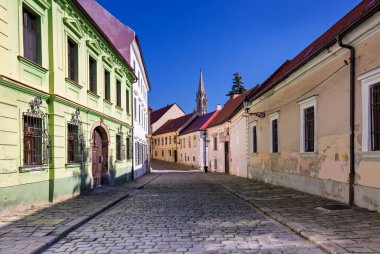 Kapitulska caddesi, Klarisky kilise kulesi, tarihi cadde, Bratislava, Slovakya.