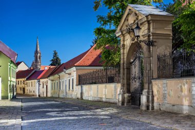 Kapitulska caddesi, Klarisky kilise kulesi, tarihi cadde, Bratislava, Slovakya.