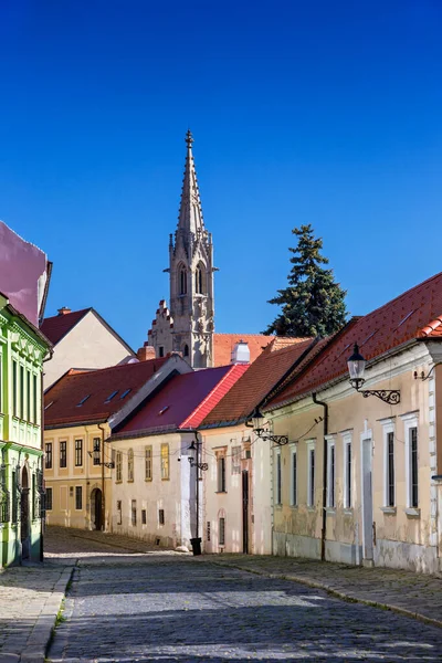 Улица Шульская Башня Феодосийской Церкви Историческая Улица Братислава Словакия — стоковое фото