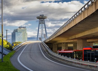 Bratislava 'daki SNP köprüsü, O2 karargahı, Eset, Wood bölüğü, Slovakya.